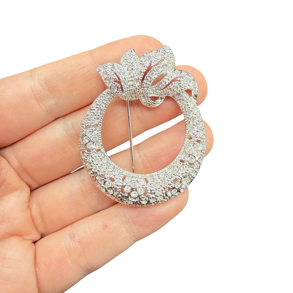Vintage Jewelry Rhinestone Wreath Brooch Silver Tome Round Pin Sparkling Christm